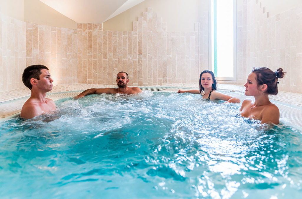 Détente au Spa : jacuzzi - Location de salles en Morbihan, Bretagne Sud ...
